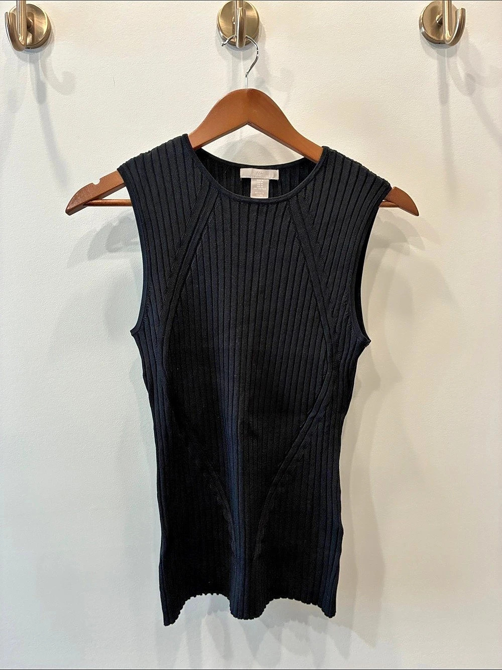 H&M Ribbed Stretchy Sleeveless Top in Black / Size Medium